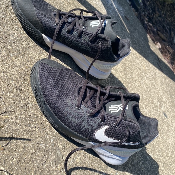 Nike Kyrie Basketball Sneakers - Picture 5 of 10